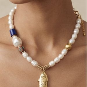 Gold Balık Uçlu Tatlısu İnci & Desenli Cam Boncuklu Kolye – Ekru / Gold / Mavi